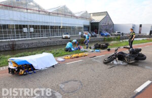 Twee gewonden met spoed naar ziekenhuis na botsing tussen motor en scooter Lotsweg Schipluiden