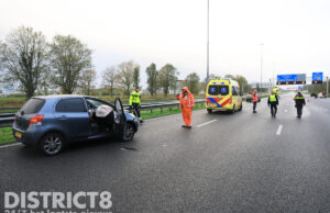 Zwaargewonde bij ongeval, traumahelikopter landt op snelweg A13 Delft