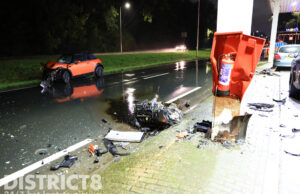 MINI verliest motorblok bij harde botsing tegen pijler van tankstation Kruithuisweg / N470 Delft