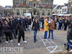 Twee aanhoudingen bij demonstraties voor en tegen komst azc Markt Delft