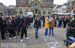 Twee aanhoudingen bij demonstraties voor en tegen komst azc Markt Delft