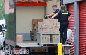 Grote hoeveelheid lachgasflessen aangetroffen in opslagbox na melding persoon met vuurwapen Kleveringweg Delft