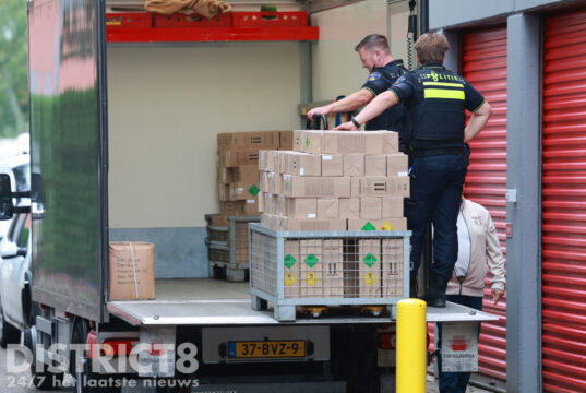 Grote hoeveelheid lachgasflessen aangetroffen in opslagbox na melding persoon met vuurwapen Kleveringweg Delft