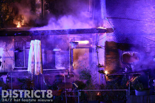 10 woningen ontruimd bij zeer grote brand in historische binnenstad Kerkstraat Delft