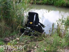 Man raakt met scootmobiel te water, automobilist schiet te hulp Prinses Beatrixlaan Rijswijk