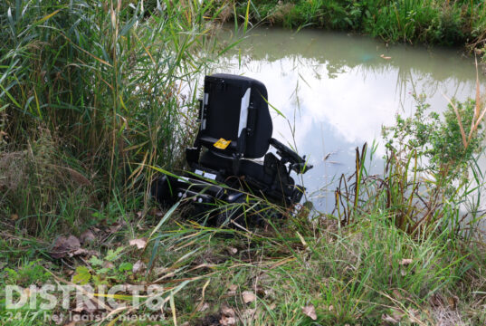 Man raakt met scootmobiel te water, automobilist schiet te hulp Prinses Beatrixlaan Rijswijk