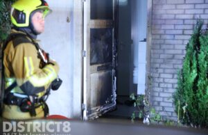Deur van woning zwart na explosie Rubensstraat Den Haag