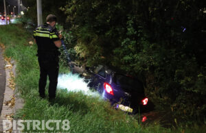 Personenauto van de weg geraakt; in het water beland Noordweg Den Haag