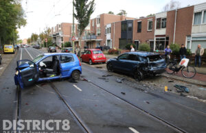 Automobiliste botst tegen geparkeerde auto Margaretha van Hennebergweg Den Haag