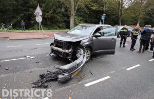 Twee auto’s botsen met elkaar Vreeswijkstraat Den Haag