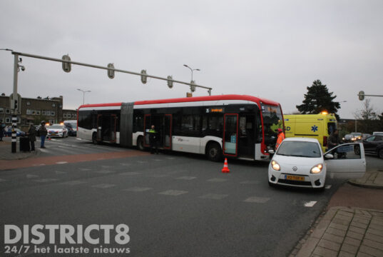 Meerdere gewonden nagekeken na aanrijding tussen lijnbus en auto Soestdijkseplein Den Haag