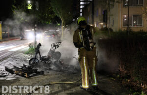 Scooters en bouwafval uitgebrand Admiraal Helfrichsingel Rijswijk