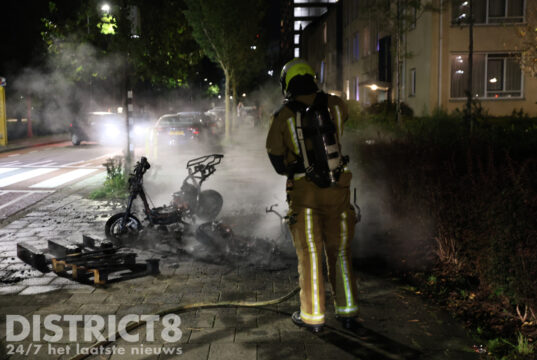 Scooters en bouwafval uitgebrand Admiraal Helfrichsingel Rijswijk