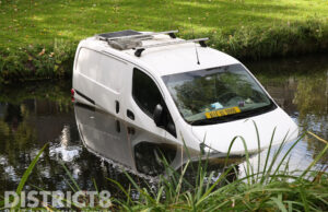 Werkbusje belandt in het water Guldeland Wateringen