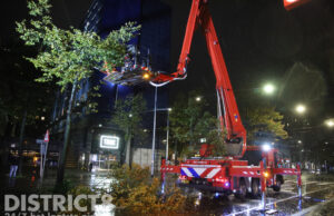 Brandweer snoeit boom die dreigde om te vallen Spui Den Haag