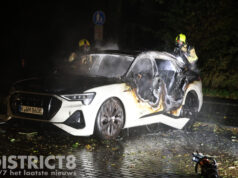 Auto volledig uitgebrand na nachtelijke brand op parkeerplaats Van Vredenburchweg Rijswijk