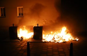Grote hoeveelheid afval in brand gestoken tegen gevel van flat Van Ruysbroekstraat Den Haag