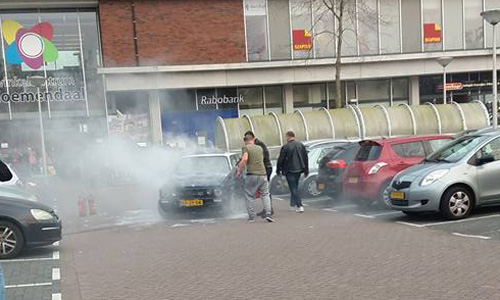 17 oktober Omstanders blussen brand in motorcompartiment Gildenburg Gouda