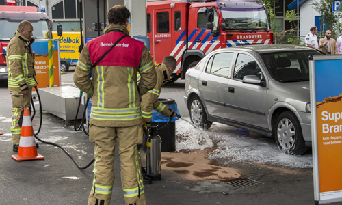 4 mei Bekneld in auto na aanrijding Capelle aan den IJsel