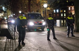 Tientallen mensen demonstreren tegen nieuw-aangekondigde maatregelen Hofvijver Den Haag