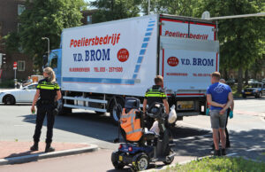 Man op scootmobiel gewond na aanrijding met vrachtwagen Loevesteinlaan Den Haag