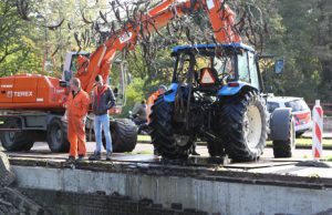 30 oktober Hulpdiensten rukken groots uit voor tractor te water Warande Rijswijk