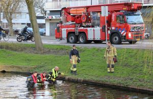 Brandweer doorzoekt sloot na vondst kleding Admiraal Helfrichsingel Rijswijk