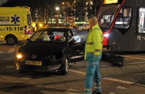 Tramlijn 17 gestremd na botsing met auto Eikelenburglaan Rijswijk
