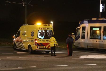 23 december Personenauto total-loss na aanrijding met randstadrail Singel Den Haag