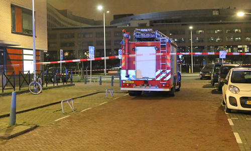 24 december Hulpdiensten druk bezig met verwarde man in flat 1e Laakdwarsweg Den haag