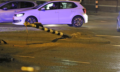 7 januari Auto rijdt door na ongeval met verkeerspaal Vailiantplein Den Haag