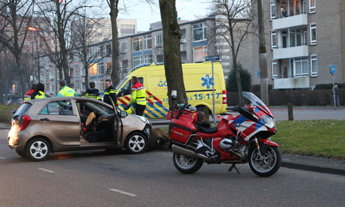 20 februari Automobilist knalt tegen boom na aanrijding Huis te Landelaan Rijswijk