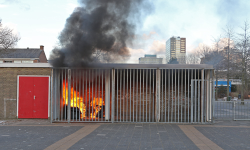 27 februari Flinke rookwolken bij brand in fietsenstalling van school P van Vlietlaan Rijswijk