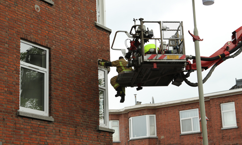 27 april Brandweer rukt uit voor losgeraakte gevelstuk Paets van Troostwijkstraat Den Haag