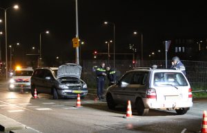 Twee auto’s op elkaar nabij brandweerkazerne Waldorpstraat Den Haag