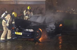 Voertuig brandt volledig uit Klaroenstraat Rijswijk