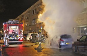 Auto in brand gestoken Walnootstraat Den Haag