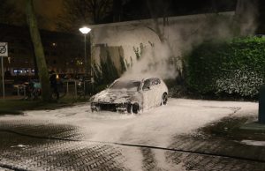 Flinke schuimlaag over in brand gestoken auto Bosbesstraat Den Haag