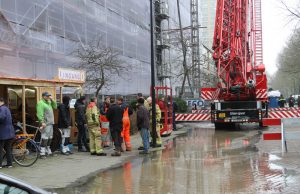 Hijskraan veroorzaakt waterballet Tubasingel Rijswijk
