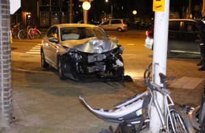 Gewonden bij aanrijding tussen lantaarnpaal en auto Doornstraat Den Haag