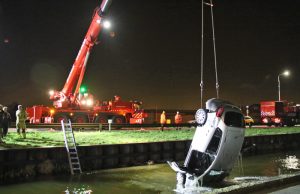 Auto raakt te water; drie gewonden Nieuweweg Poeldijk