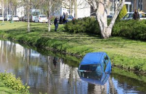 Personenauto raakt te water door aanrijding Rhijnvis Feithlaan Den Haag
