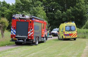 Vrouw rijdt met scootmobiel het water in Kruisvaarderspark Rijswijk