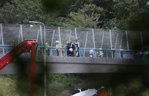 Verwarde man staat op viaduct boven snelweg A4 Rijswijk