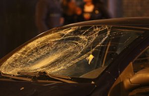 Man rijdt met auto in op groep na conflict Brasserskade Delft