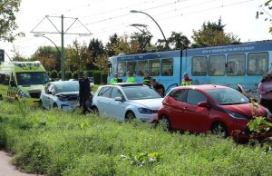 Schade na ongeval tussen drie voertuigen Laan van Wateringse veld Den Haag