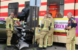 Gewonde bij aanrijding tussen tram en personenauto Laan van Wateringse Veld Den Haag