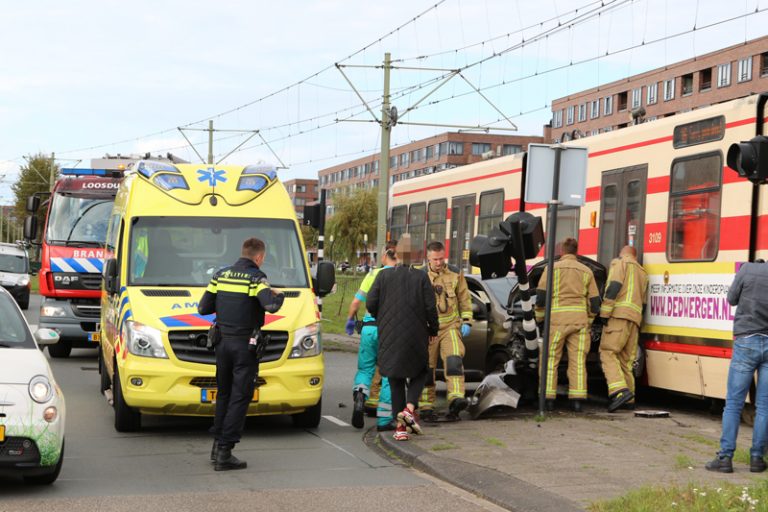 Gewonde bij aanrijding tussen tram en personenauto Laan van Wateringse