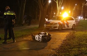 Twee fietsers rijden door na ongeval met scooter Schaapweg Rijswijk