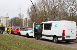 Schade na ongeval tussen vier voertuigen Laan van Wateringse Veld Den Haag